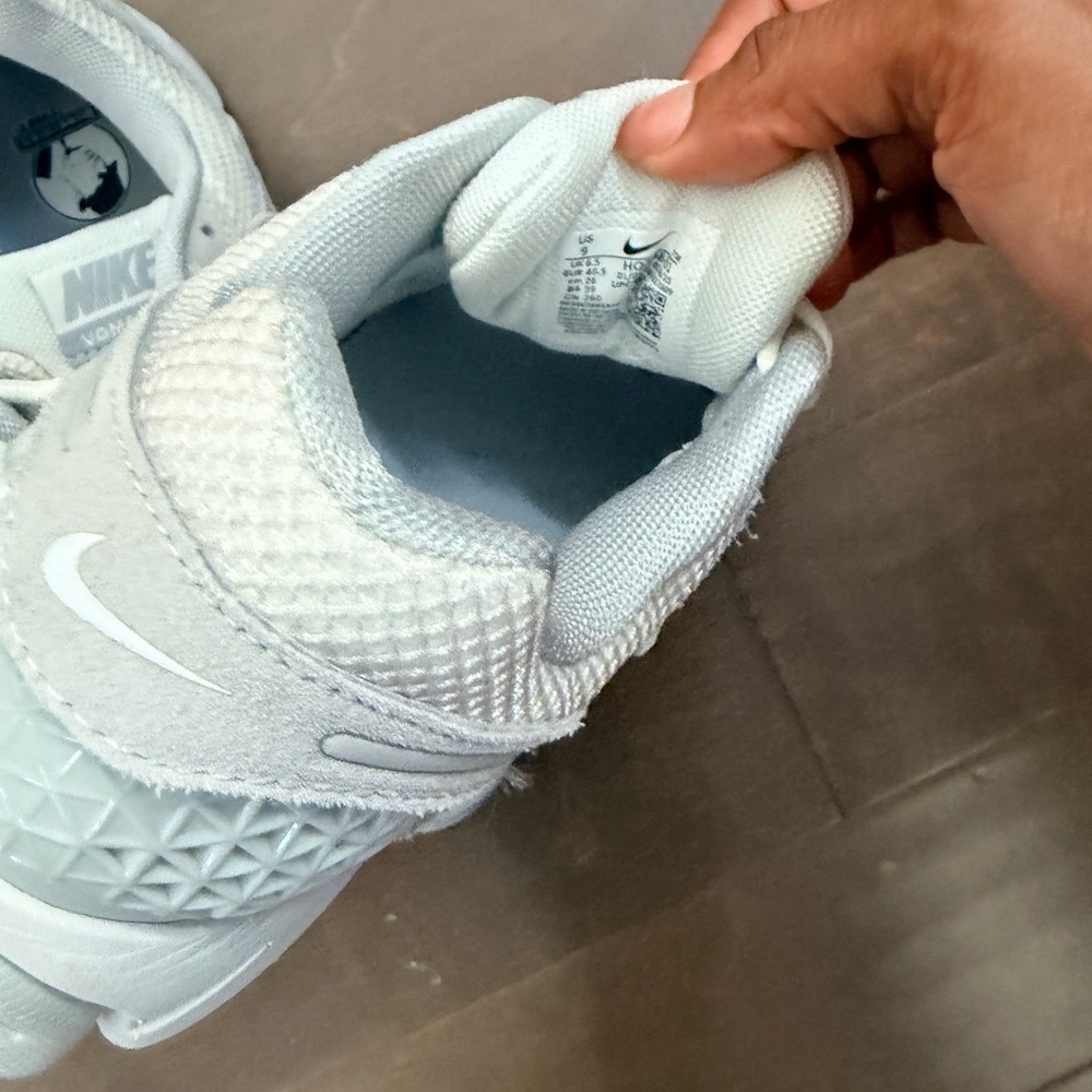 Nike Vomero Women's Gray and White Running Shoes - Picture 7 of 7
